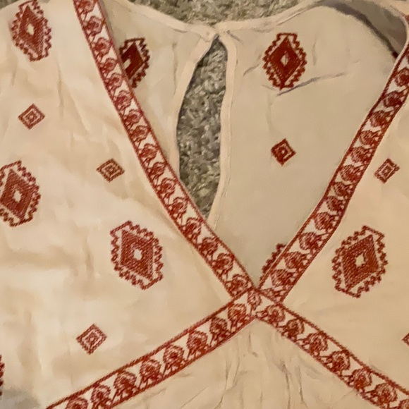 Francesca’s white and red native Boho top large - Picture 3 of 5